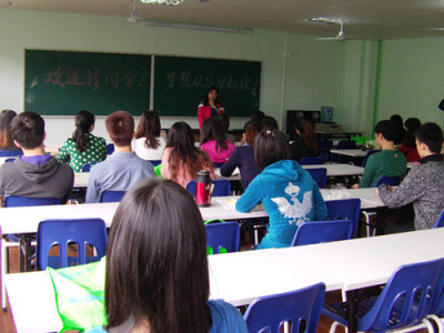 宿管老师在为新生做入学事宜讲解