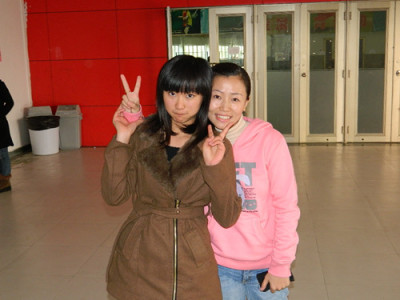英语45班 Alisa(右)与同学在IBS的合照