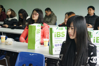同学们在认真听讲中