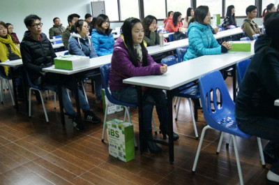 同学们在认真听讲中