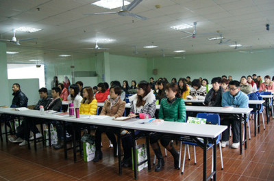 同学们在认真听讲中