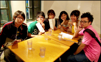 Daniela(右一)与同学们的合照