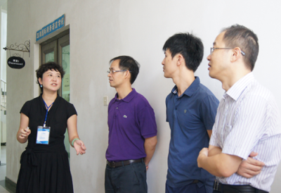 谷艾琳校长向青联一行介绍学校特色