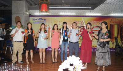 iBS执行校长宋键及各部门负责人共同举杯宣布酒会正式开始