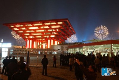 The skies over the Pudong New Area of Shanghai - home of the World Expo - lit up in a display of pyrotechnic brilliance last night. If the trial run is anything to go by, Friday night's fireworks to usher in the long-anticipated opening of the six-month Expo will go off with a bang ... well, many bangs. And the Shanghai Meteorological Bureau said yesterday we can expect slightly cloudy, fine and warm weather on Friday and Saturday, just the ticket for a wow-factor World Expo.