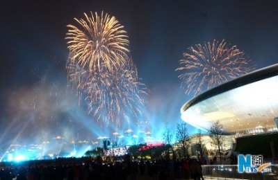 The skies over the Pudong New Area of Shanghai - home of the World Expo - lit up in a display of pyrotechnic brilliance last night. If the trial run is anything to go by, Friday night's fireworks to usher in the long-anticipated opening of the six-month Expo will go off with a bang ... well, many bangs. And the Shanghai Meteorological Bureau said yesterday we can expect slightly cloudy, fine and warm weather on Friday and Saturday, just the ticket for a wow-factor World Expo.