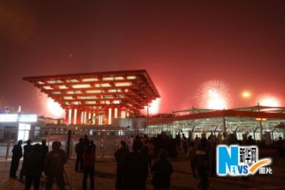 The skies over the Pudong New Area of Shanghai - home of the World Expo - lit up in a display of pyrotechnic brilliance last night. If the trial run is anything to go by, Friday night's fireworks to usher in the long-anticipated opening of the six-month Expo will go off with a bang ... well, many bangs. And the Shanghai Meteorological Bureau said yesterday we can expect slightly cloudy, fine and warm weather on Friday and Saturday, just the ticket for a wow-factor World Expo.