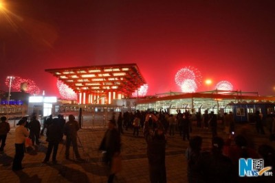 The skies over the Pudong New Area of Shanghai - home of the World Expo - lit up in a display of pyrotechnic brilliance last night. If the trial run is anything to go by, Friday night's fireworks to usher in the long-anticipated opening of the six-month Expo will go off with a bang ... well, many bangs. And the Shanghai Meteorological Bureau said yesterday we can expect slightly cloudy, fine and warm weather on Friday and Saturday, just the ticket for a wow-factor World Expo.