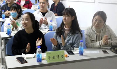 iBS学子代表参与现场投票01.webp.jpg iBS学子代表参与现场投票01.webp.jpg