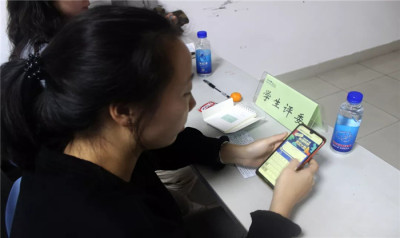 iBS学子代表参与现场投票02.webp.jpg iBS学子代表参与现场投票02.webp.jpg