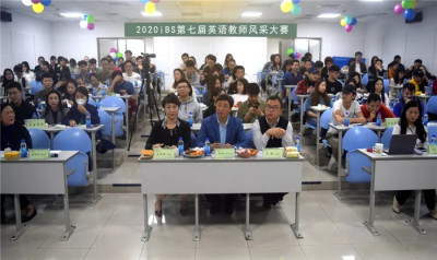 iBS学子代表参与现场投票04.webp.jpg iBS学子代表参与现场投票04.webp.jpg