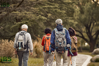 摄图网_501700443_老年人户外徒步背影(企业商用).jpg 摄图网_501700443_老年人户外徒步背影(企业商用).jpg