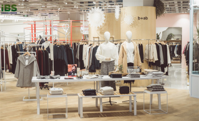 摄图网_500650142_男装女装商场店铺展示(企业商用).jpg 摄图网_500650142_男装女装商场店铺展示(企业商用).jpg