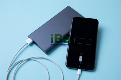 摄图网_501687385_手机与充电宝(企业商用).jpg 摄图网_501687385_手机与充电宝(企业商用).jpg