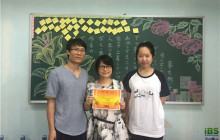 小语种校区“春の景色”板报比赛,巧手画出“粉笔艺术”