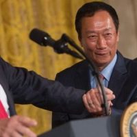 郭台铭成为第一个在白宫演讲的台湾人！他的英语很棒吗？错了… 他快四十岁才学