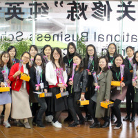 “女神”驾到！鲜花、礼物、表白我们都有~