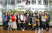 “女神”驾到！鲜花、礼物、表白我们都有~