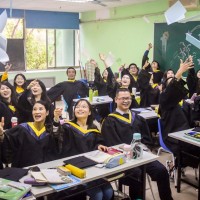 去年花里逢君别，今日花开已一年——全日制英语155班毕业留念