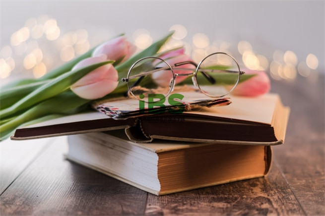 eyeglasses-on-a-book-1906437.jpg