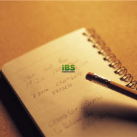 如何用英文请求或提供帮助？