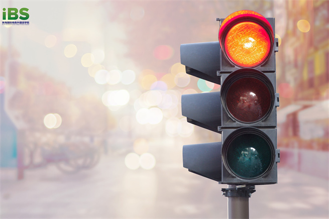 摄图网_500918691_红绿灯安全第一（企业商用）.jpg